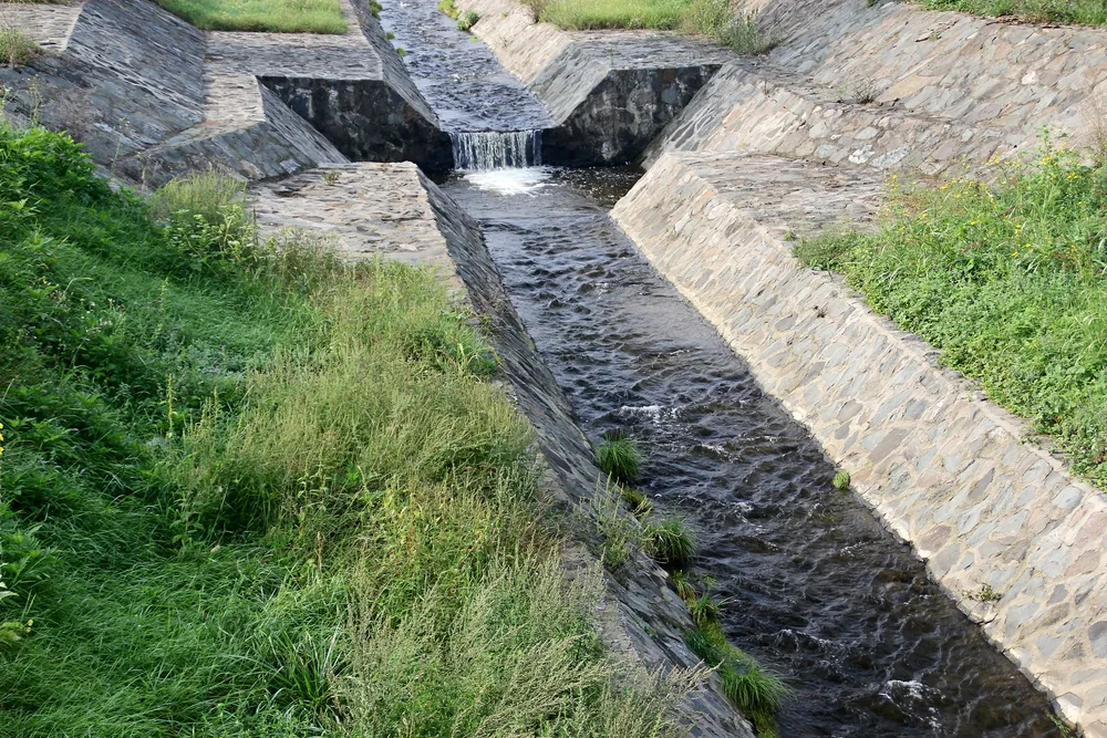 Completed concrete drain and culvert structure / Longkang konkrit dan pembetung yang telah disiapkan