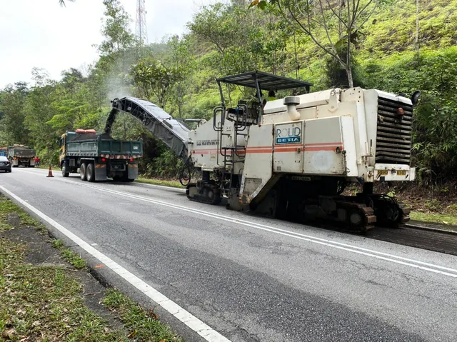 Rolid Setia milling machine cutting out old pavement on a highway / Mesin pengisar turapan Rolid Setia menanggalkan turapan lama di lebuh raya