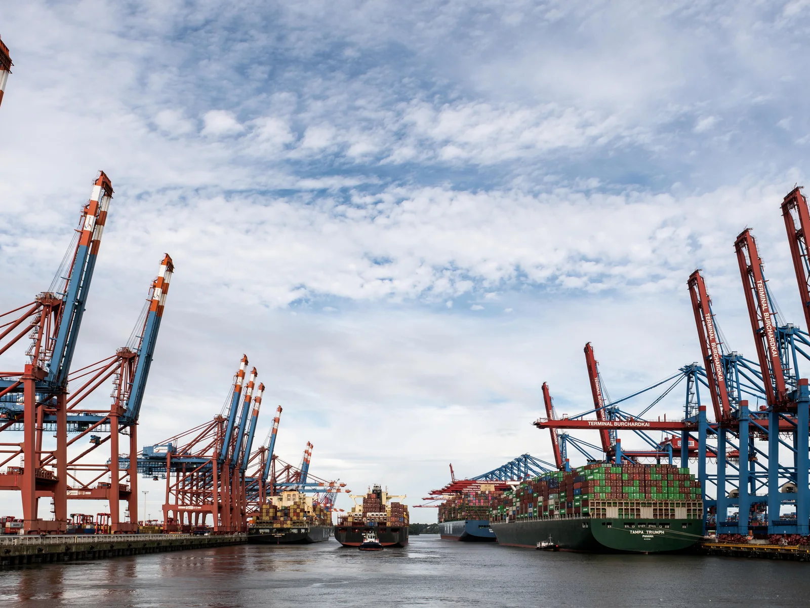Quay crane at a container terminal / Kren dermaga di terminal kontena